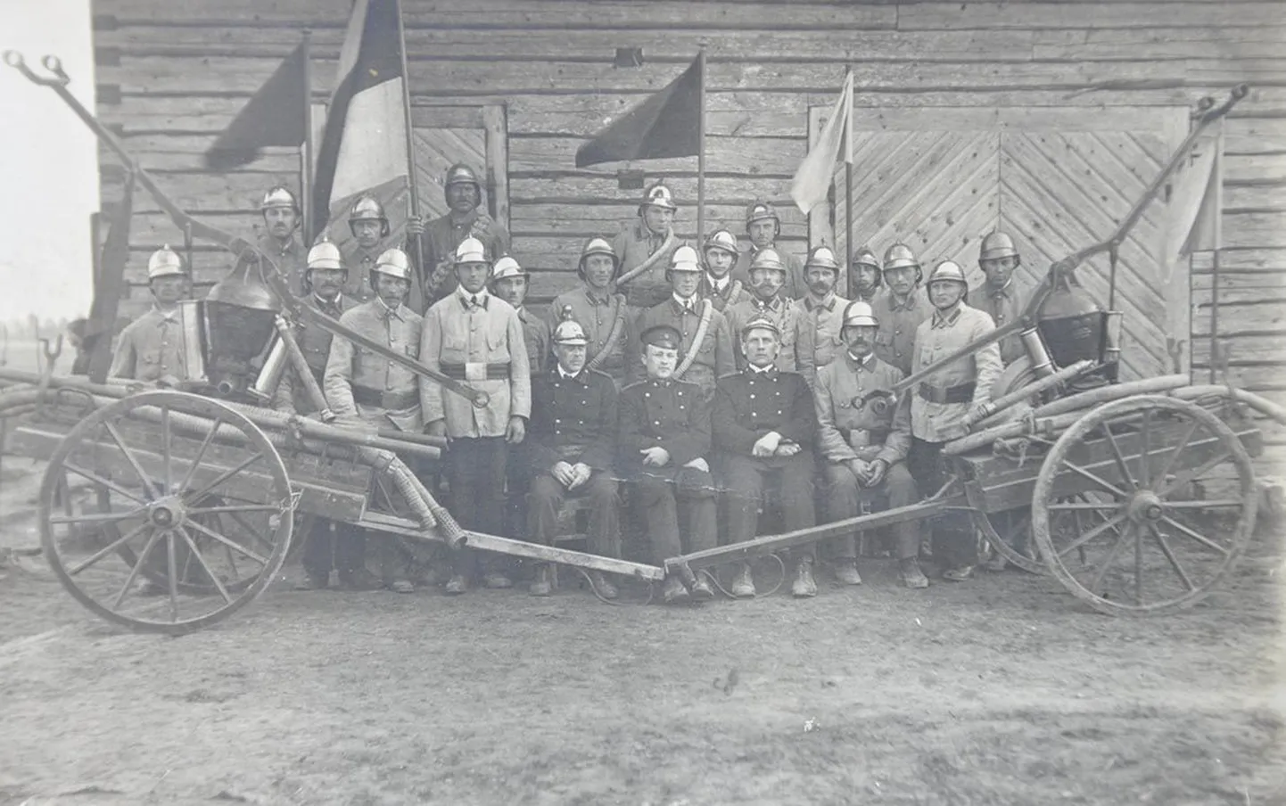 Türi tuletõrje seltsi pritsikuuri ette on üles rivistunud meeskond kasutusel oleva tehnikaga. Hoone valmis 1911. aastal. Fotol näha olevad käsipritsid vahetati välja 1931. aastal, mil soetati esimene mootorprits. U 1922