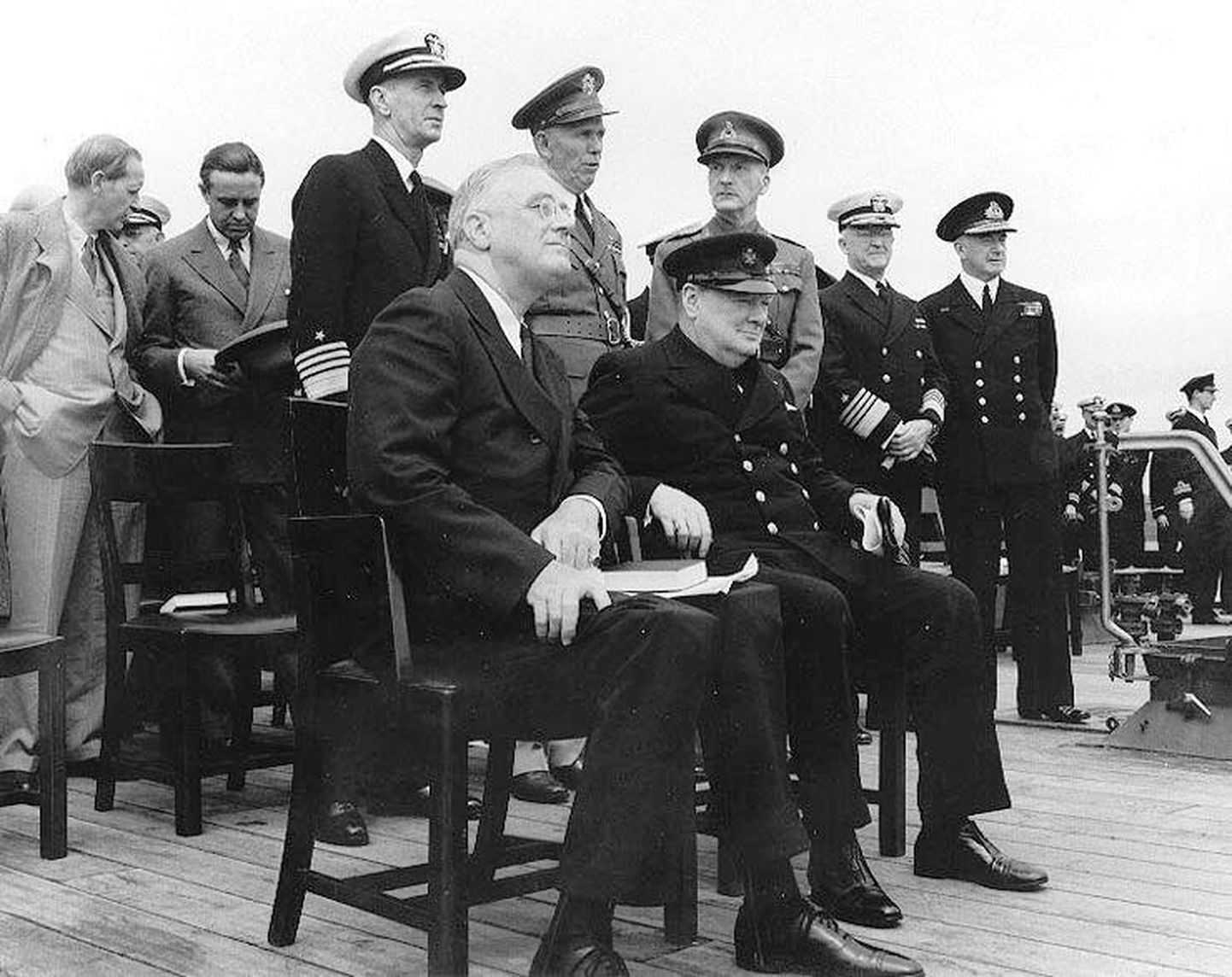 Franklin D. Roosevelt (vasakul) ja Winston Churchill 14. augustil 1941 Atlandi harta kõnelustel HMS Prince of Walesi pardal.