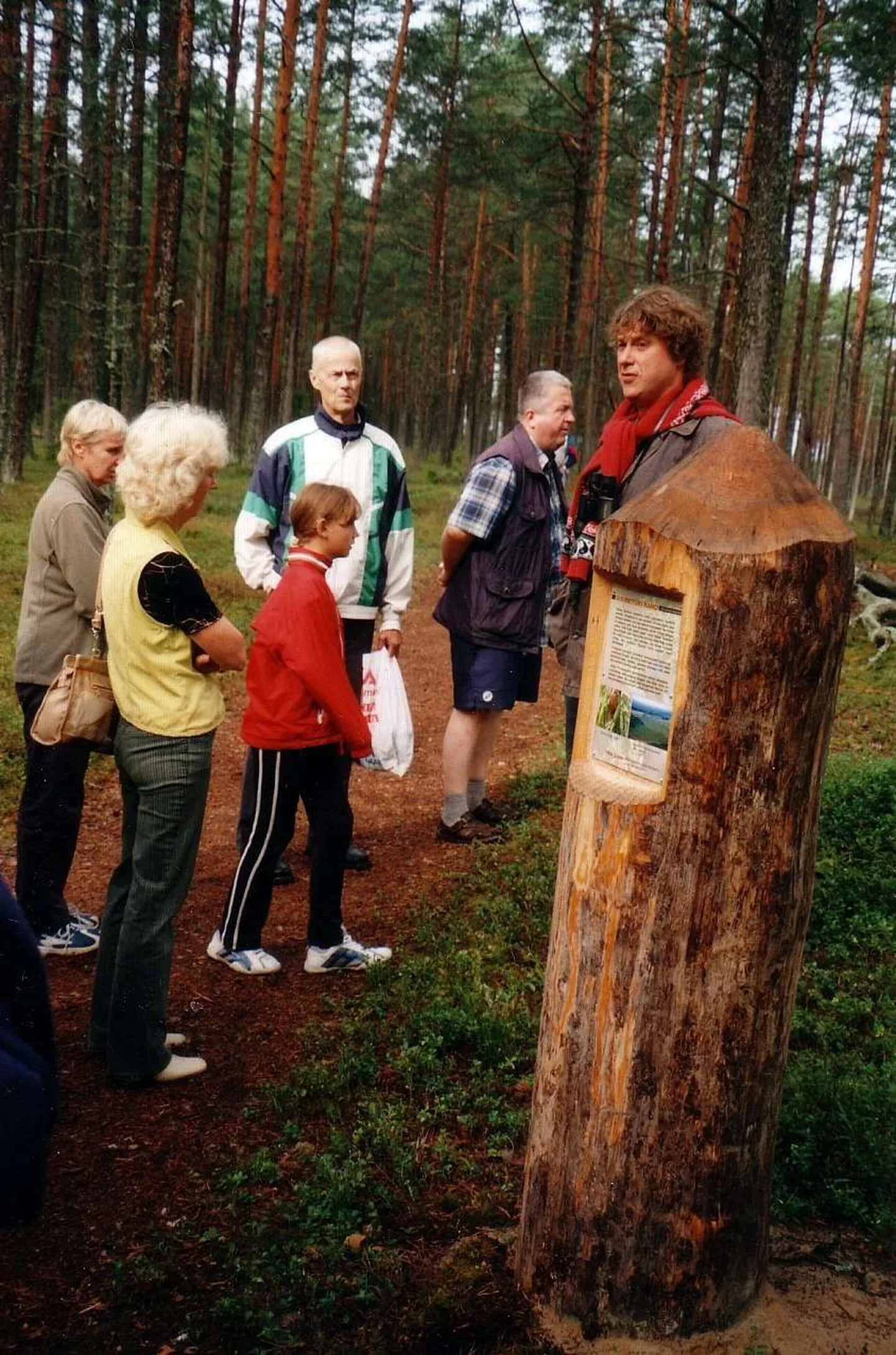 Tõrva ekskursioonigrupp Piusa koobaste esisel.