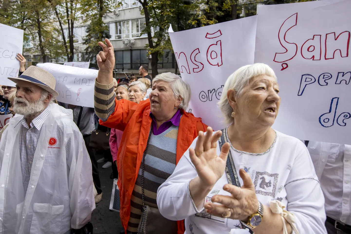 Ilan Șori toetajad avaldavad partei keelamise vastu Moldova põhiseaduskohtu ees meelt. Juuni 2023.