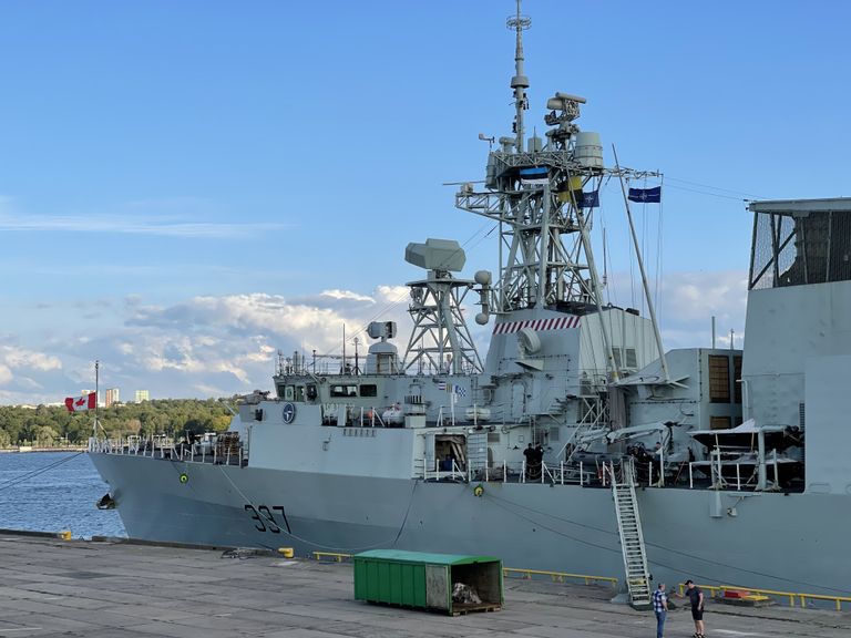 Kanada sõjalaev Tallinna sadamas