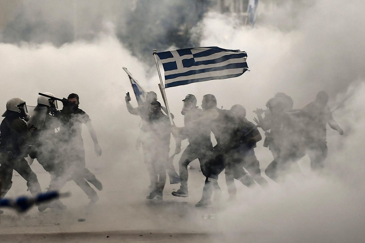 Kreeka ja Makedoonia nimeleppe vastased kähmlesid 8. septembril Thessalonikis Maailma Majandusfoorumi avamise ajal politseinikega.