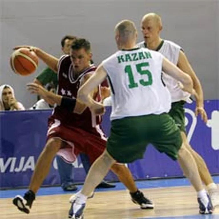 2005.gada 5. septembris, OSC Rīga. Armands Šķēle izslīd Sergeja Čikalkina (Nr 15) un Sauļa Štomberga (pirmais no labās) lamatām. 