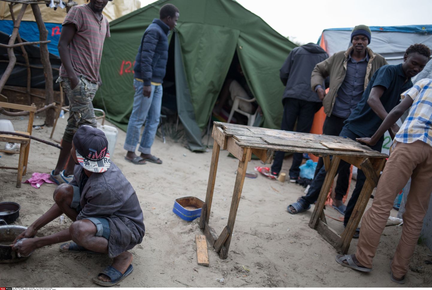 Migrandid Calais'«džunglis»