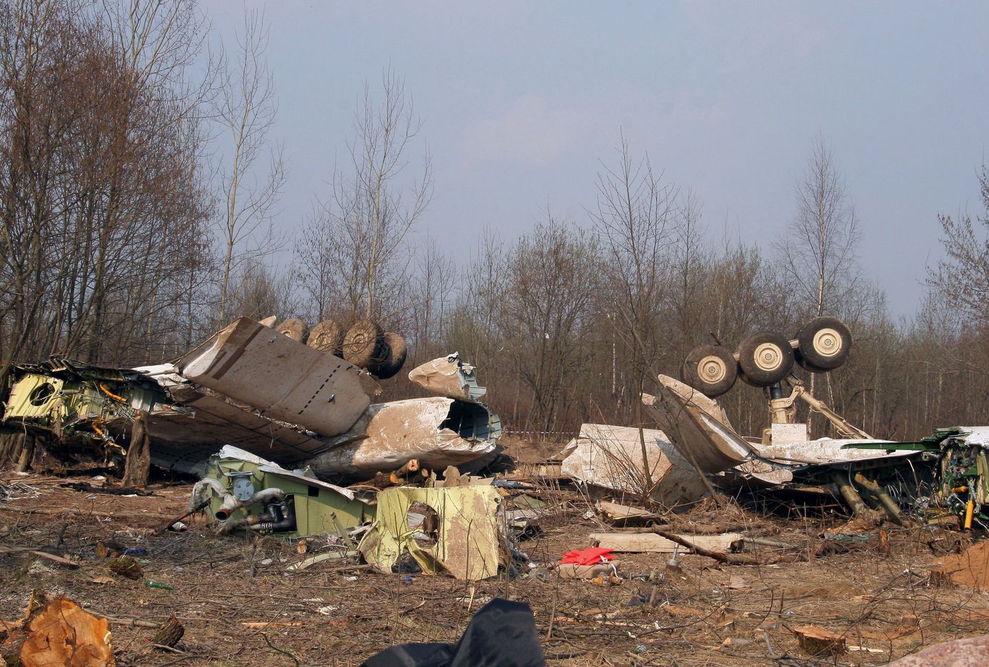 Обломки самолета Леха Качиньского.