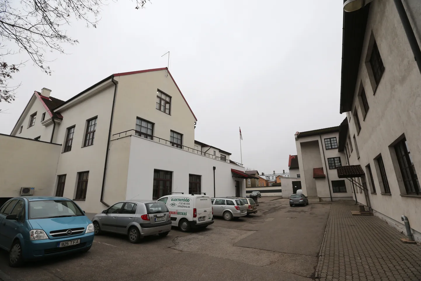 Tartu Kõrgem Kunstikool asub Karlovas.