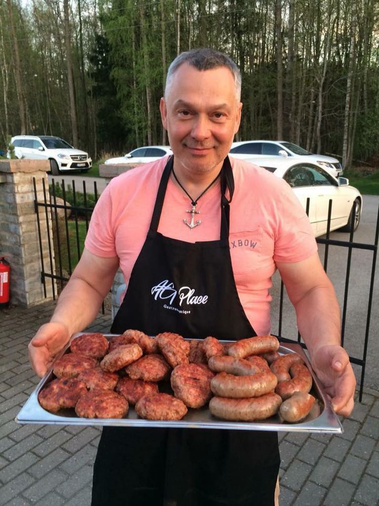 Дома у Гнутова есть профессиональное обрудование, чтобы готовить и сыры, и колбасы.