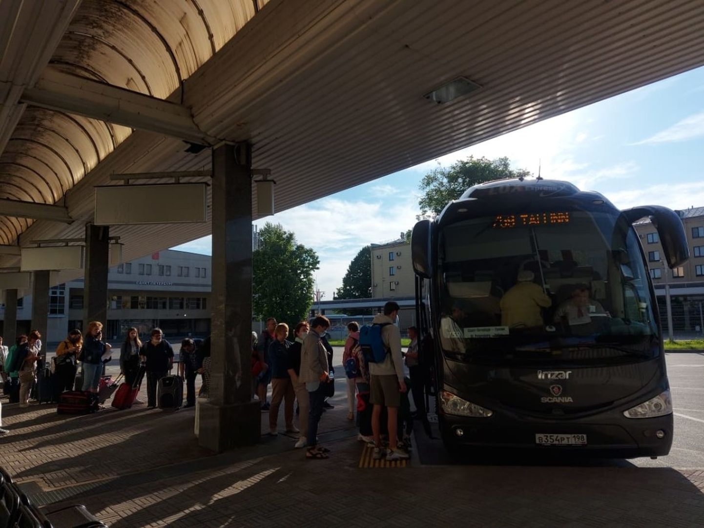 Первый автобус отправился вчера из Петербурга в Таллинн
