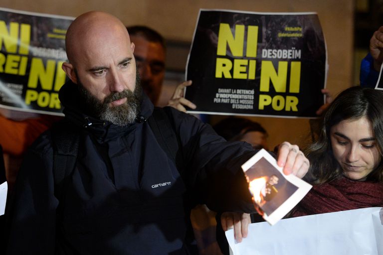 Katalaani aktivist põletamas Felipe VI fotot
