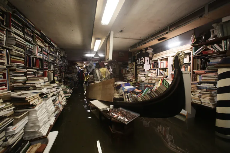 Tõusuvesi Veneetsia kuulsas Libreria Acqua Alta raamatupoes. Osa raamatuid on tõstetud soolase merevee eest gondlisse.