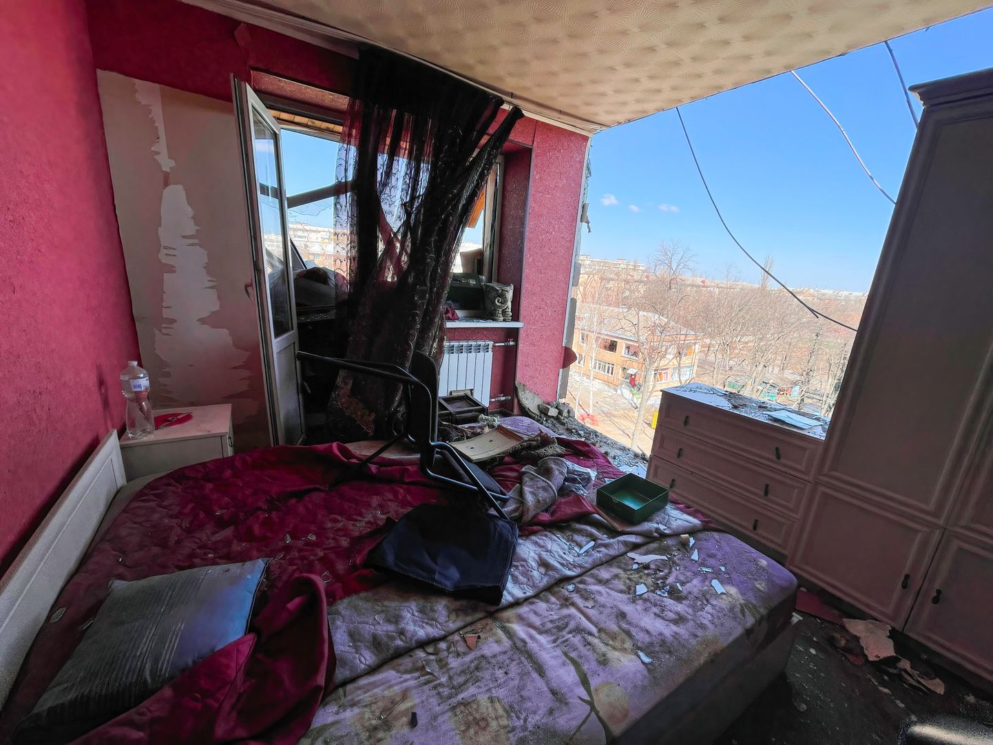 Mürsurünnaku jäljed Kiievis eile, Vene väed intensiivistasid elurajoonid pommitamist purustades kuus elumaja, lasteaia ja kooli tappes vähemal ühe inimese ja haavates kümneid.