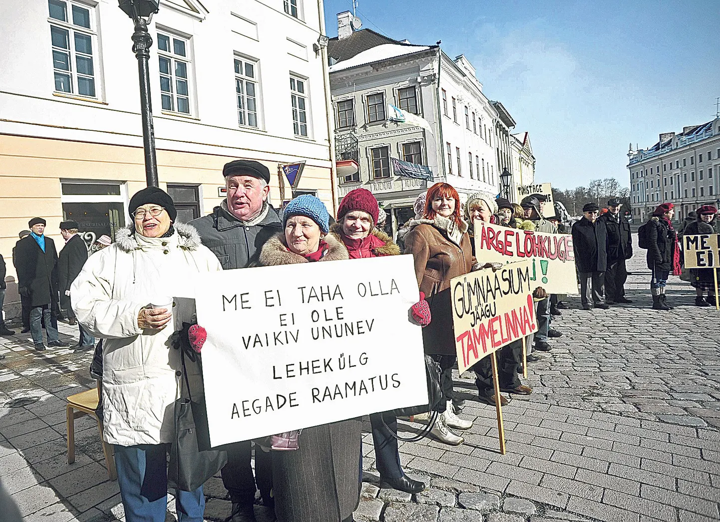 Meelt olid avaldamas 1965. aasta vilistlased Aino Miilmets (vasakult), Olev Raju, Siivi Raju ja Ann Kask.