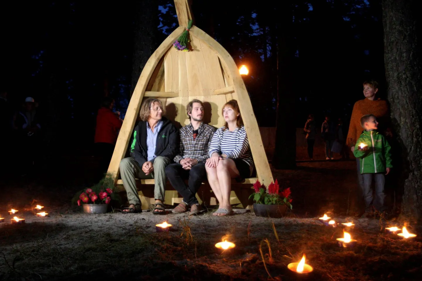 Mälestuspingil istuvad pingi meisterdanud Urmas Rauba (vasakult), Jon ja Carmen Mikiver.