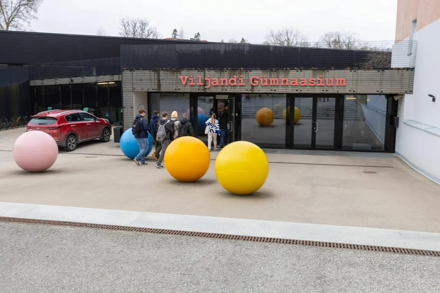 PRÄÄNIK

​Esmaspäeval algav gümnasistide nädal võttis kavva arutelu "Keda kotib?!", millel noored võivad poliitikutelt otse küsimusi küsida. Ja poliitikud vastamisest ei pääse.
