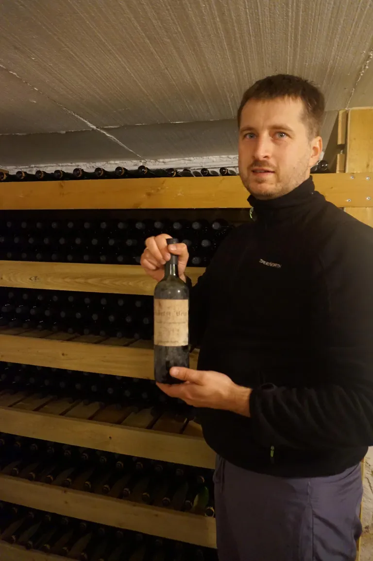 Martin leidis veinikeldrist üles ka ühe oma esimestest veinidest – 2011. aastal ‘Hasanski sladki’ sordist tehtud kuiva viinamarjaveini.