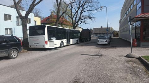 Viieeurone päevahind utsitas linnatänaval parkinud busse hoovi mahutama