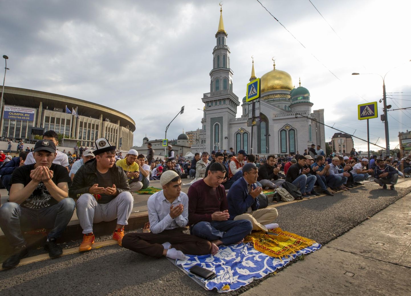 Moslemid palvetamas Moskva peamošee õues. Moskva peamošee on Euroopa suurim.