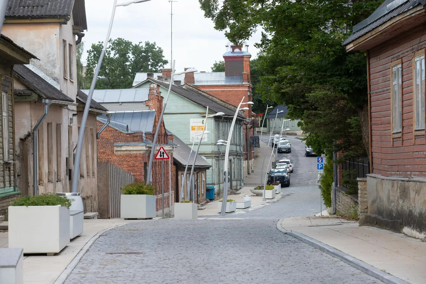 Rakveres Pikal tänaval tegutseb juba 30 aastat Juhan Kunderi Selts, kes kutsub selle tänavaga seotud inimesi ja ettevõtteid liituma Pika Tänava Klubiga, et sinna veel rohkem elu tuua.