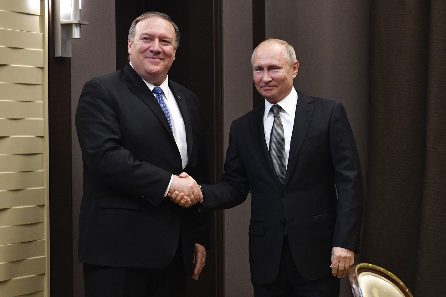 Vene president Vladimir Putin (paremal) ja USA välisminister Mike Pompeo teisipäeva õhtul Sotšis Putini residentsis kätlemas.