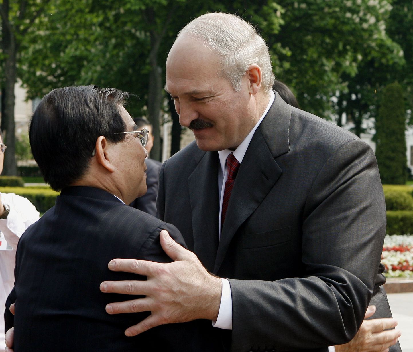Valgevene president Aleksandr Lukašenka embamas oma Vietnamni kolleegi Nguyen Minh Trieti.