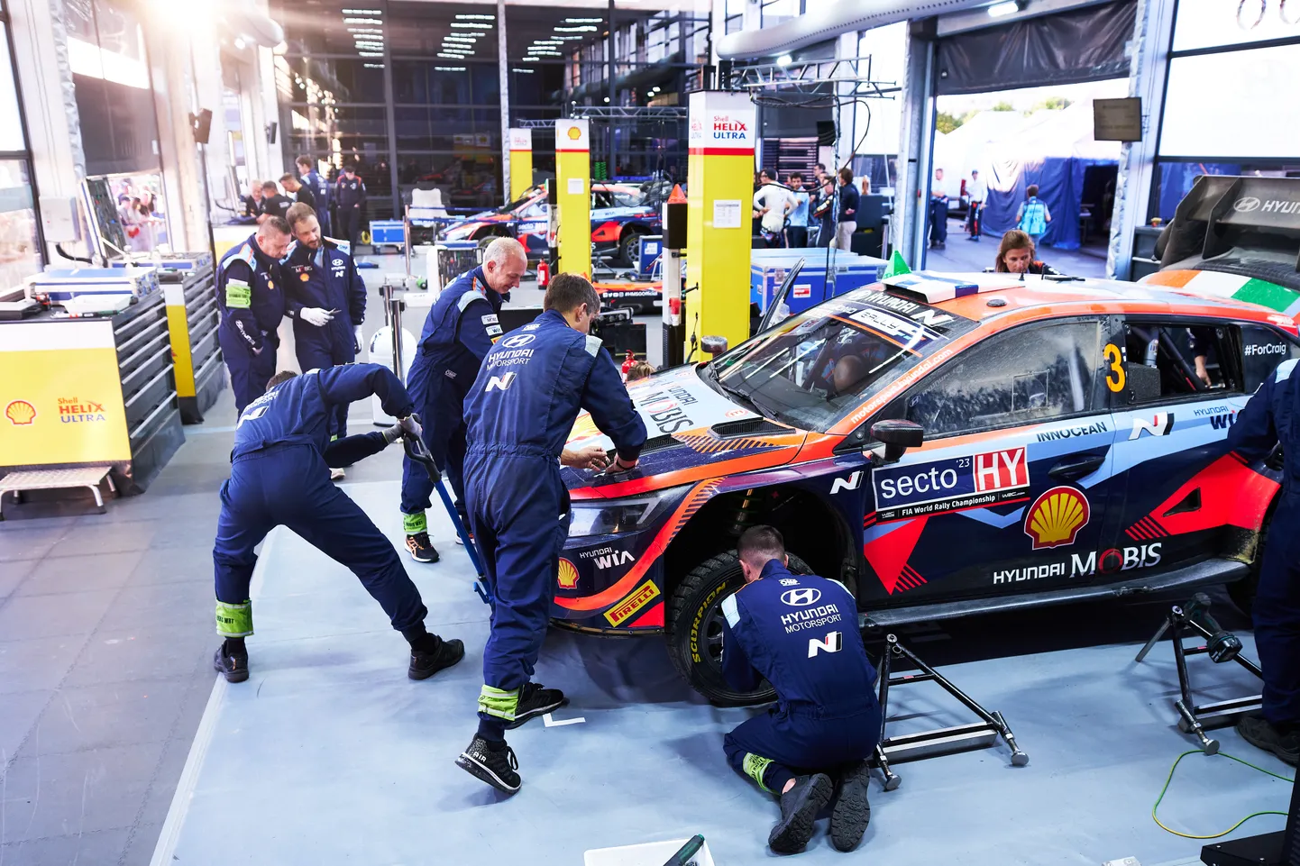 Mehaanikud toimetamas Hyundai i20 N Rally1-auto kallal.