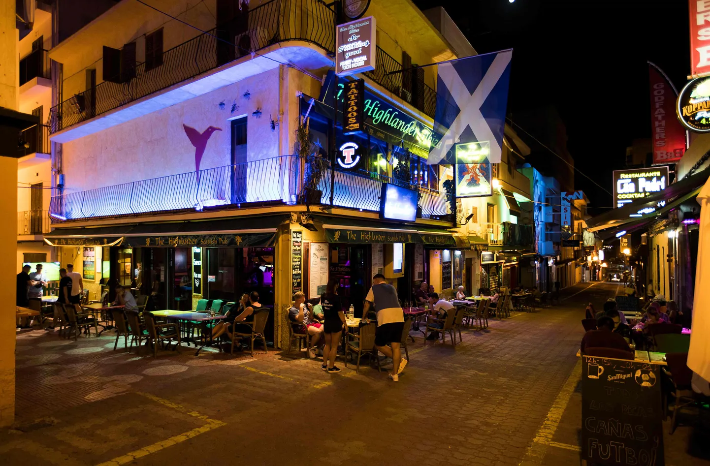 Sant Antonio de Portmany eurooplaste seas peosaarena tuntud Ibizal. Foto on illustratiivne.