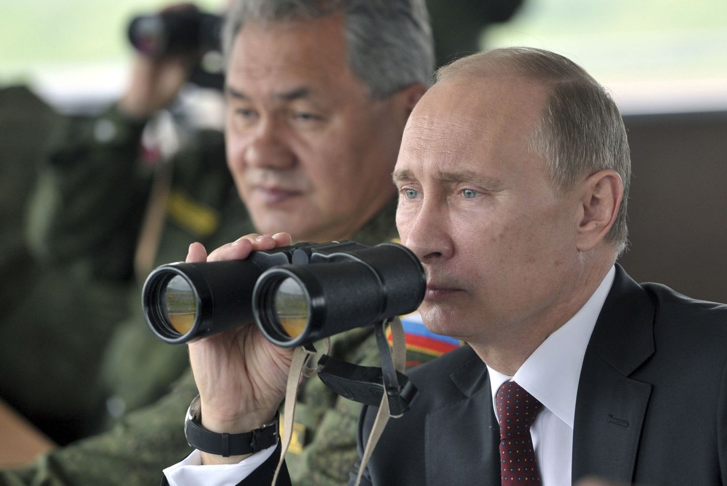 Vene president Vladimir Putin koos kaitseminister Sergei Šoiguga (vasakul) jälgimas juulikuiseid sõjaväeõppusi.