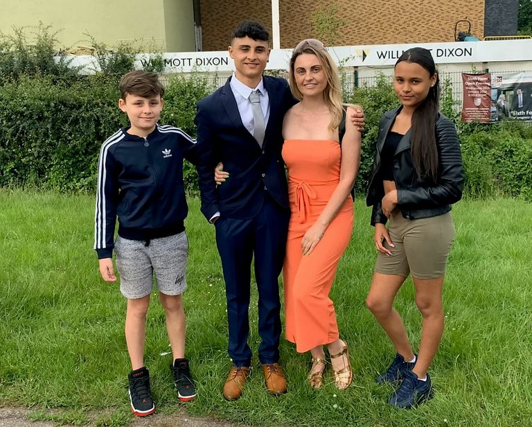 Carla Bellucci koos oma kolme lapsega, 12-aastane Jayden (vasakul), 16-aastane Jermaine ja 14-aastane Tanisha.