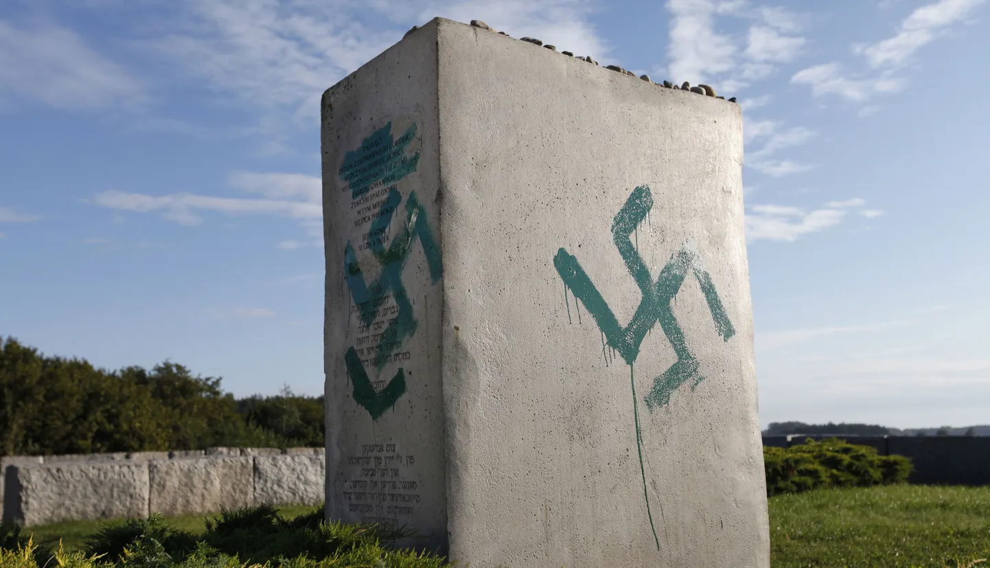 Оскверненный вандалами памятник убитым евреям в Польше