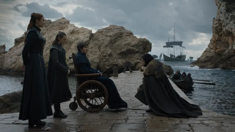 Kaader «Troonide mängu» kaheksanda hooaja kuuendast osast. Pildil paremal Jon Snow (Kit Harington). Vasakult: Sansa Stark (Sophie Turner), Arya Stark (Maisie Williams) ja Bran Stark (Isaac Hempstead Wright)