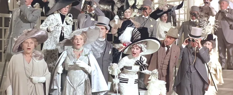 Kaader filmist «Minu veetlev leedi». Keskel Audrey Hepburn Eliza Doolittle'ina