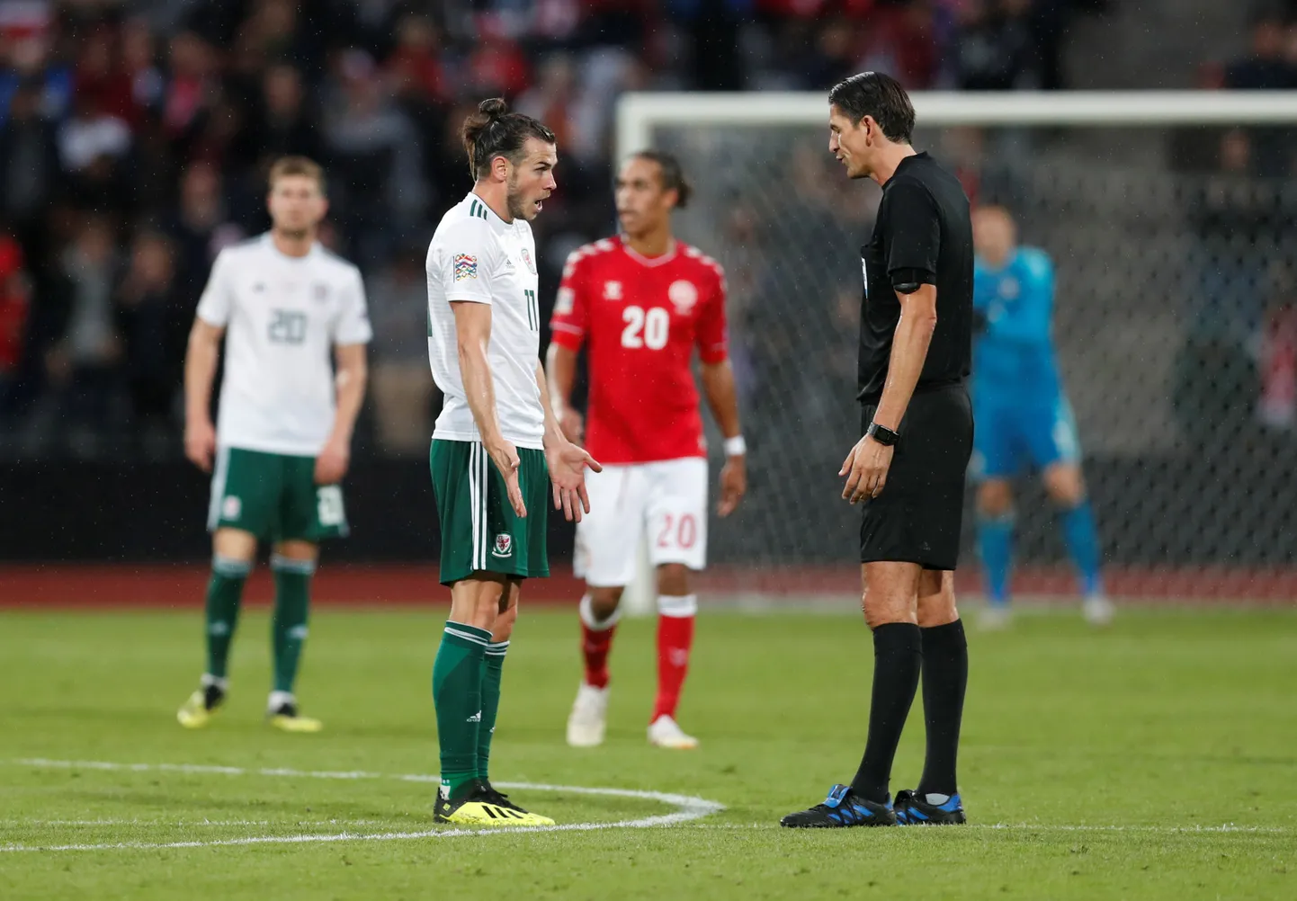 Peakohtunik määras Walesi kahjuks penalti. Gareth Bale polnud rahul.
