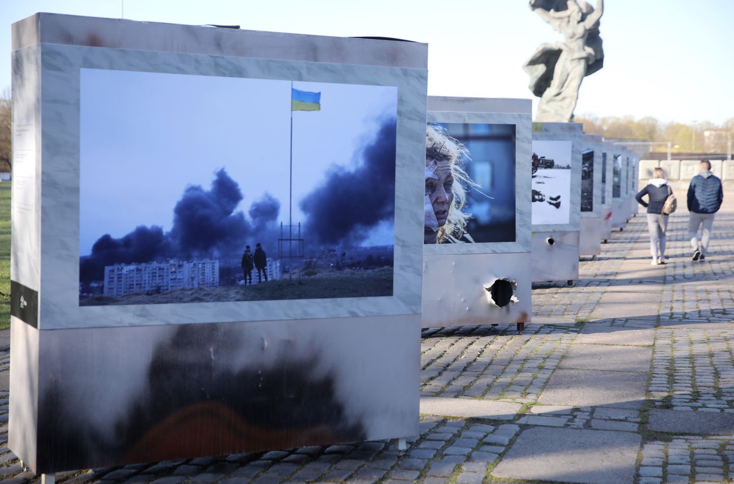 Выставка фотографий у памятника в парке Победы