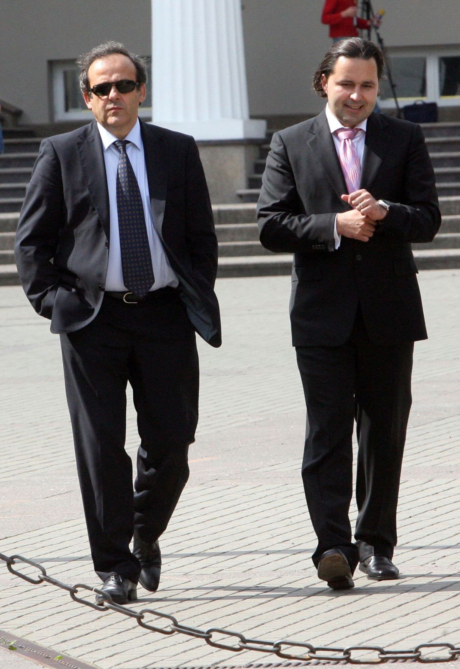 Toonane UEFA president Michel Platini (vasakul) ja Leedu jalgpalli liidu president Liutauras Varanavicius (paremal) Vilniuses 2007. aastal.