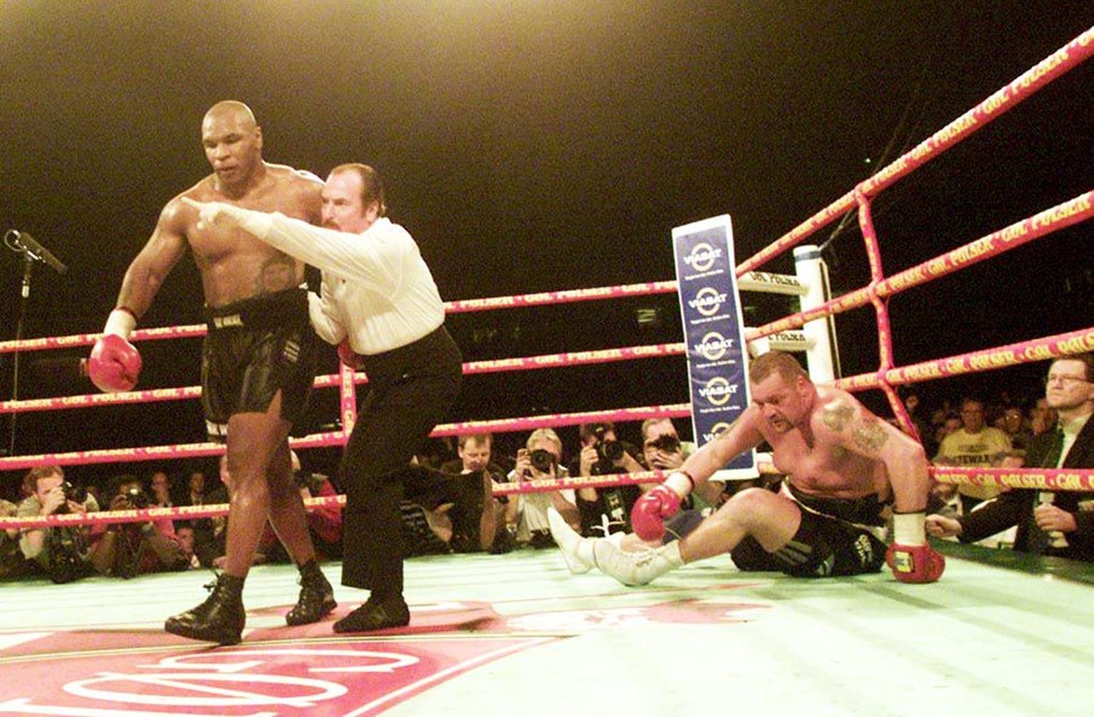 Sümboolne pilt 2001. aastast: Mike Tyson on löönud pikali Brian Nielseni, millega kinnitas mustanahaliste üleolekut valgete üle poksiringis. Tänapäeva poksis on olukord vastupidine
– valgenahalised valitsevad raskekaalu poksi ega anna tumedanahalistele sõnaõigust.