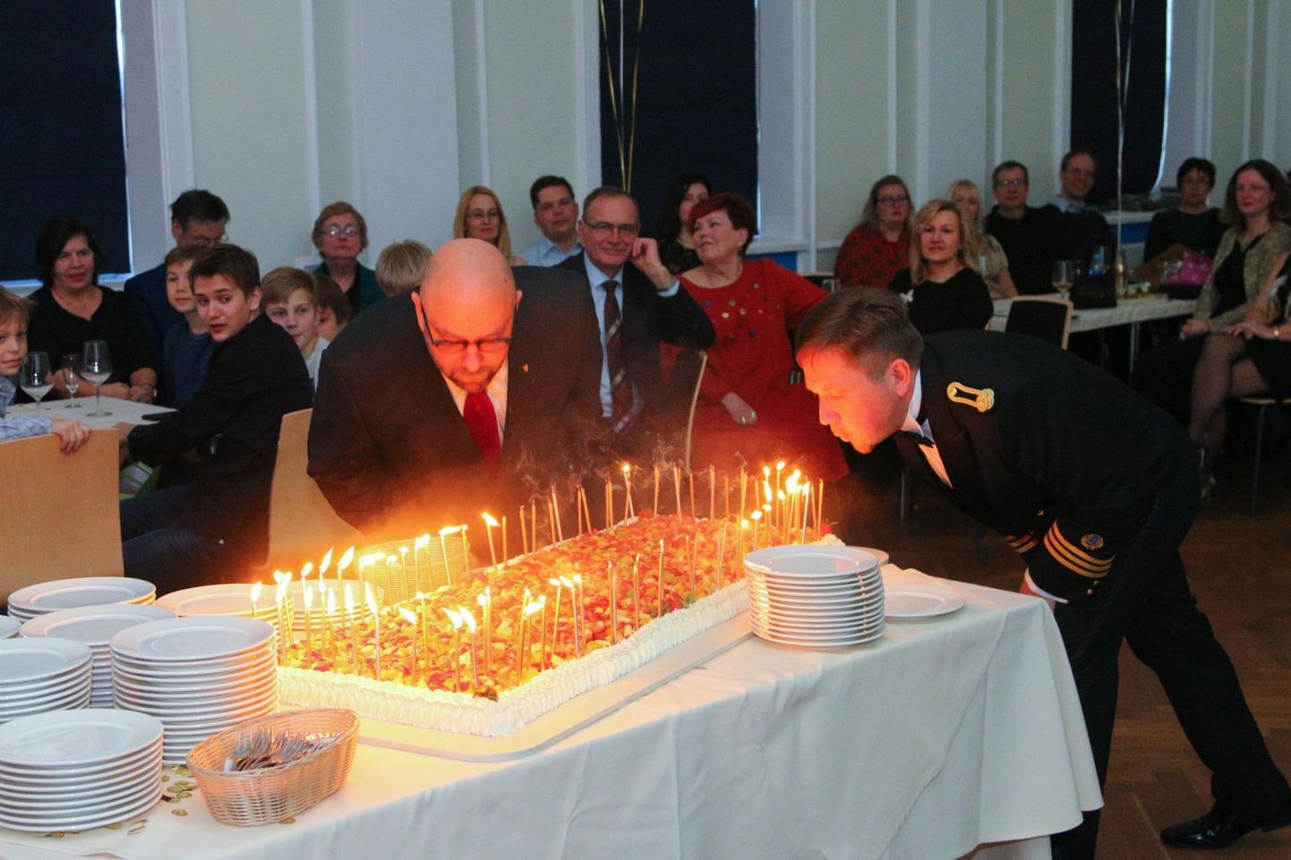 Sünnipäevatordilt puhusid küünlad vallavanem Kaido Tamberg (vasakul) ja vallavolikogu esimees Jaanus Barkala.