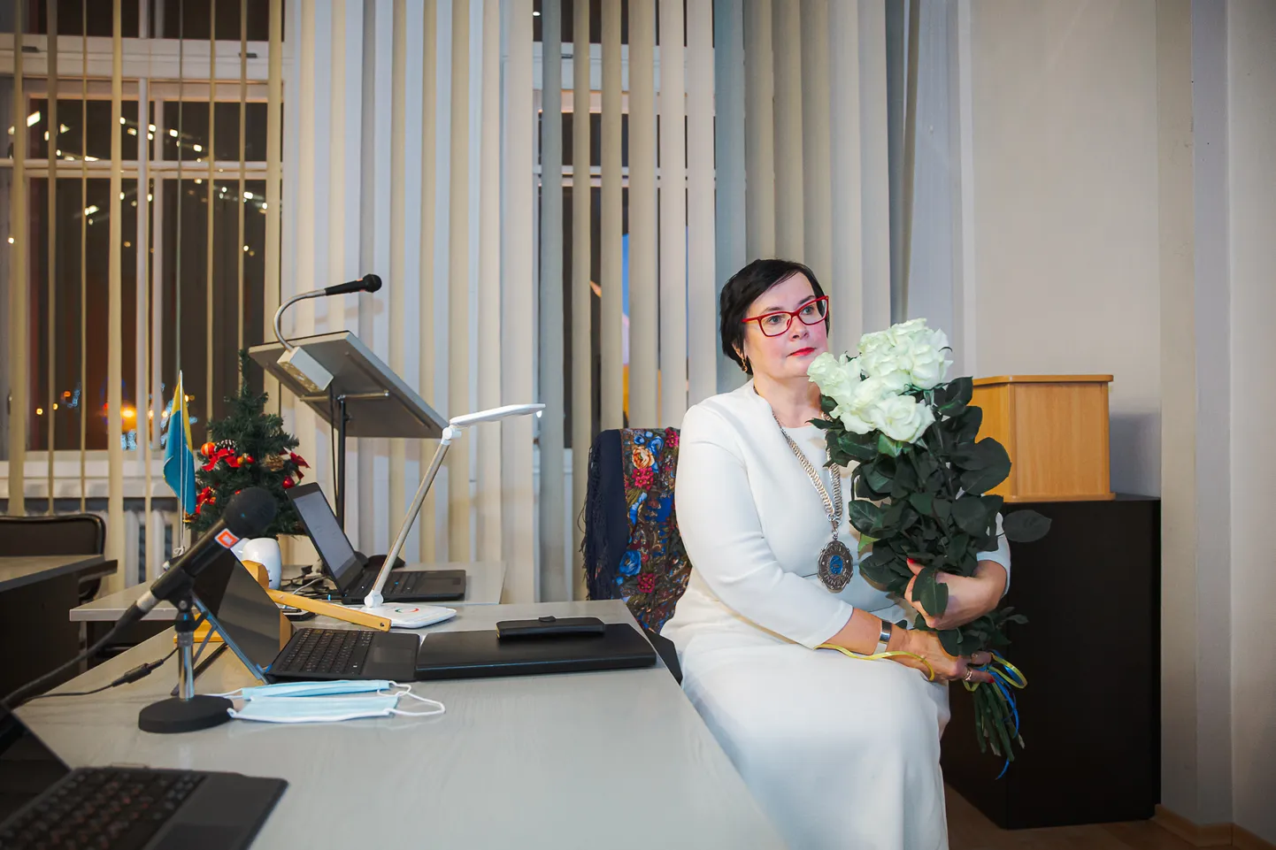 Nüüdseks juba traditsioonilises valges kleidis, lilled käes ja linnapea ametikett kaelas, lahkus Katri Raik Narva volikogu esimehe kohalt, et teist korda linnapea kabinet hõivata. Esimest korda valiti ta Narva linnapeaks aasta tagasi, 30. detsembril, kuid toona mitte kuigi edukalt.