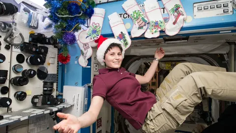 JÕULUD KOSMOSES ⟩ Rahvusvaheline kosmosejaam tähistab 25 aastat pidustusi orbiidil