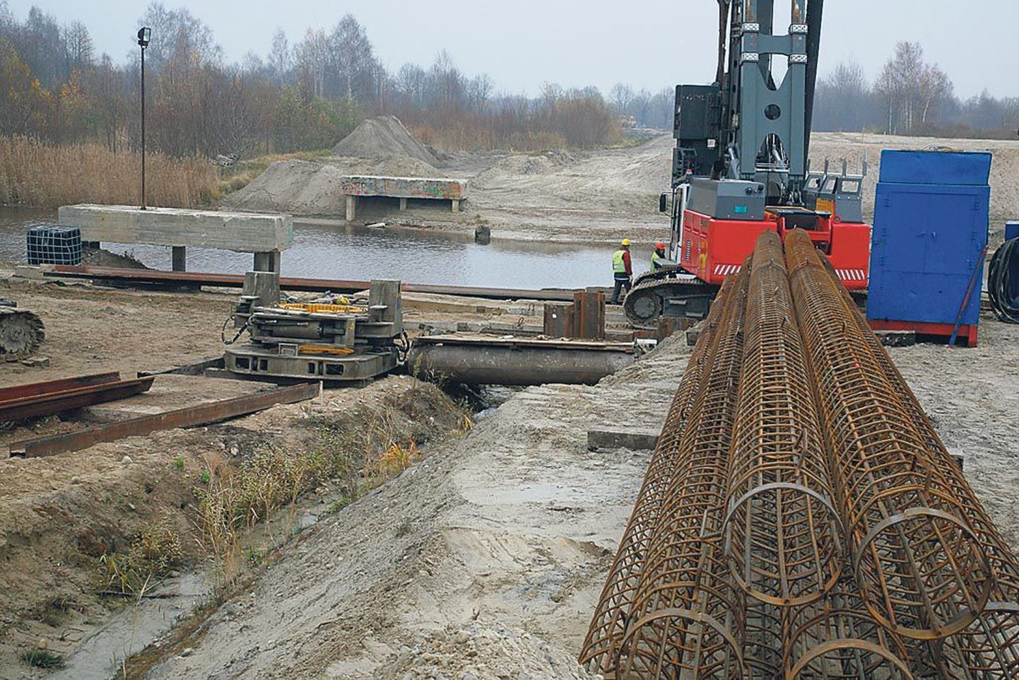 Uus 70meetrine sild üle Sauga jõe ehitatakse endise ajutise silla kõrvale.