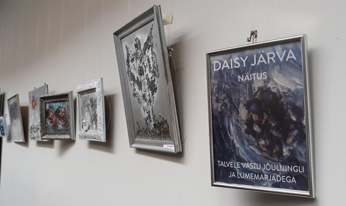 Tartu ülikooli Pärnu kolledžis näeb Daisy Järva näitust “Talvele vastu lumemarjade ja jõuluingliga”.