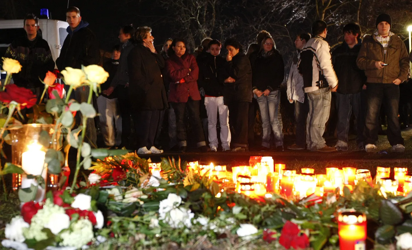 Lilled ja küünlad Alvertville-Realschule juures.