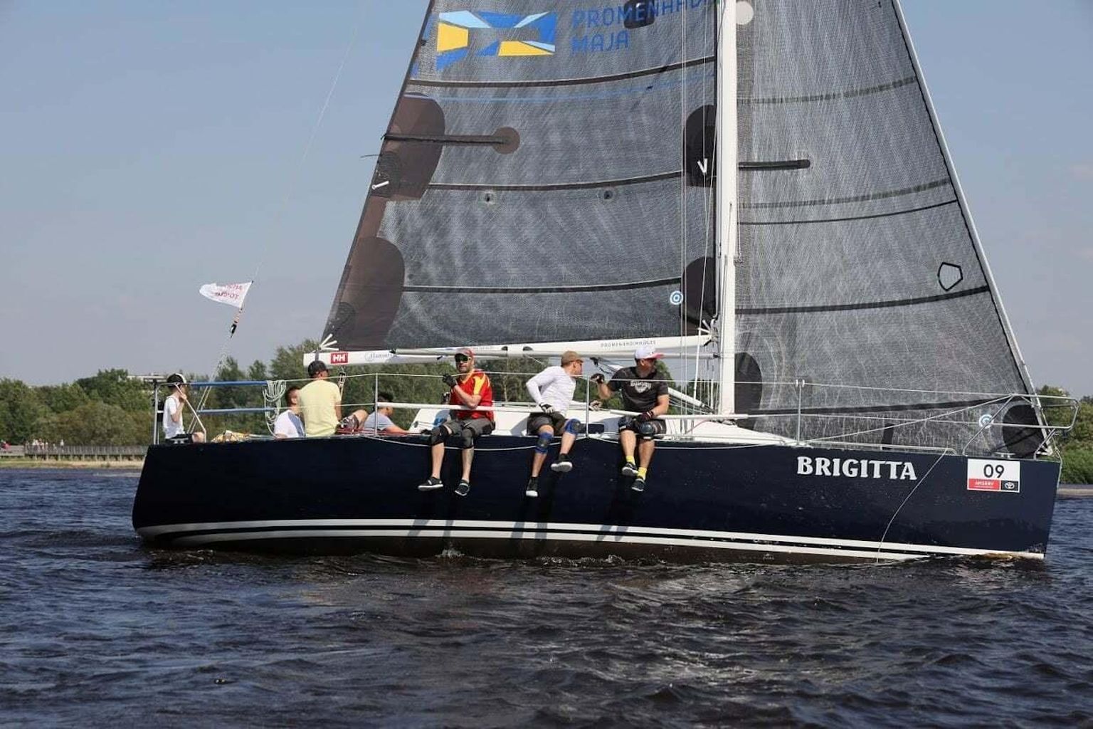 Brigitta võistkond pani väiksemate purjekate konkurentsis oma paremuse veenva ülekaaluga maksma.