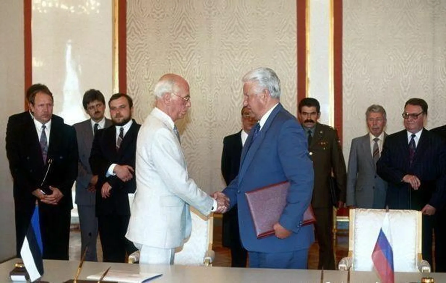 26. juuli 1994 Kremlis. Presidendid Lennart Meri (vasakul) ja Boriss Jeltsin on just äsja allkirjastanud Vene vägede Eestist välja viimise leppe ehk nn juulilepingud.