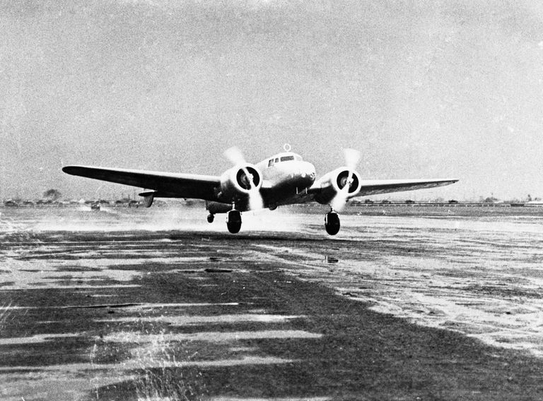 Amelia Earharti lennuk Californiast Oaklandi lennuväljalt õhku tõusmas
