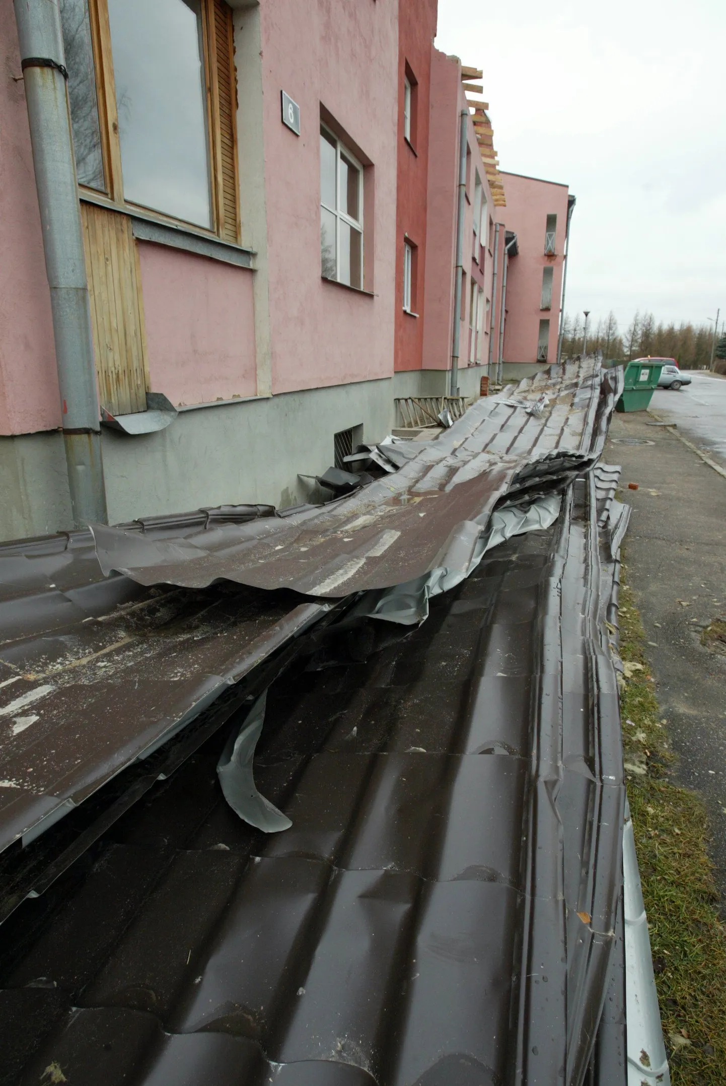 Tormiga maha tulnud katuseplekk Tartus.