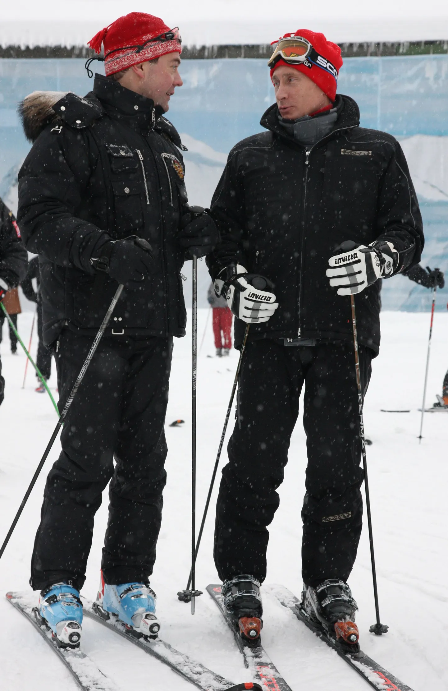 President Dmitri Medvedev (vasakul) ja peaminister Vladimir Putin Krasnaja Poljana suusakeskuses Sotšis. Pilt on tehtud jaanuaris 2009.