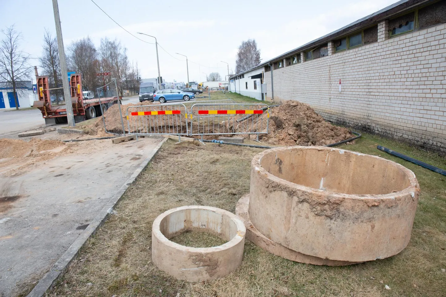Teetööd Tähe tänava lõpus. Uus plasttoru aetakse vana sisse tänavat lahti kaevamata, sellisel meetodil toruvahetust nimetatakse kräkkimiseks.