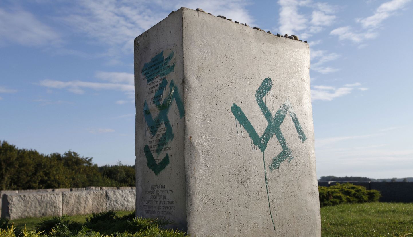 Vandaalide rikutud monument täna Jedwabne külas Poolas.