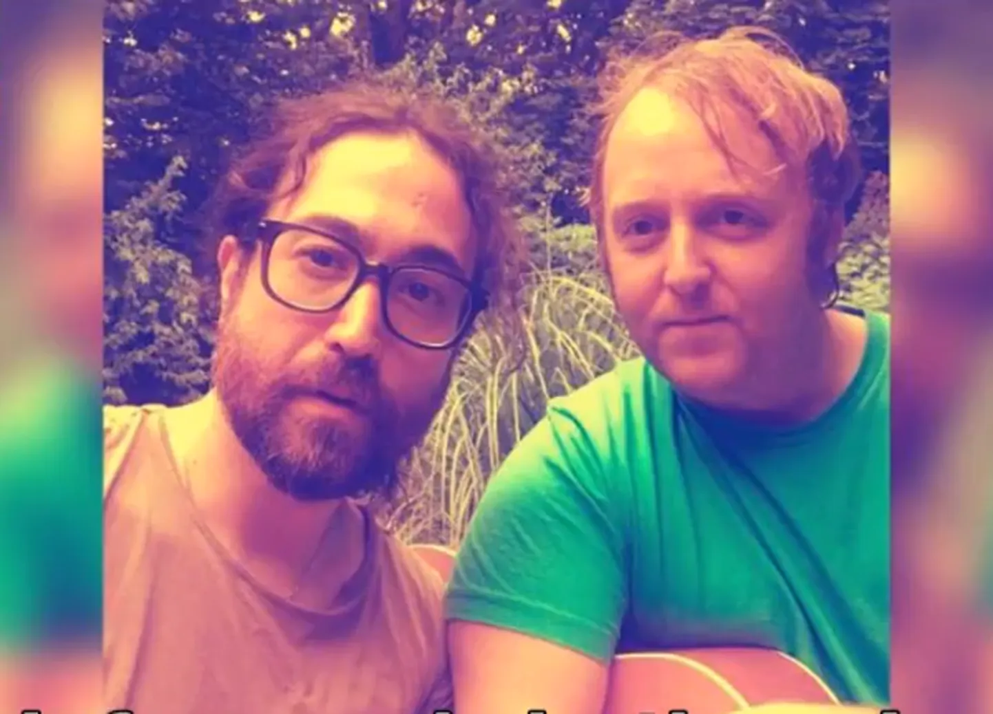 Kuvatõmmis videost: McCartney ja Lennoni pojad tegid koos selfie.