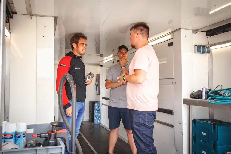 Thierry Neuville (vasakul) jagamas Postimehe reporterile (paremal) õpetussõnu.